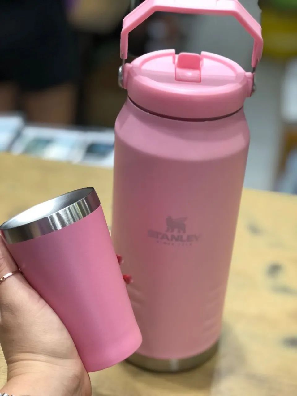 Garrafa termica 1600 ml com copo